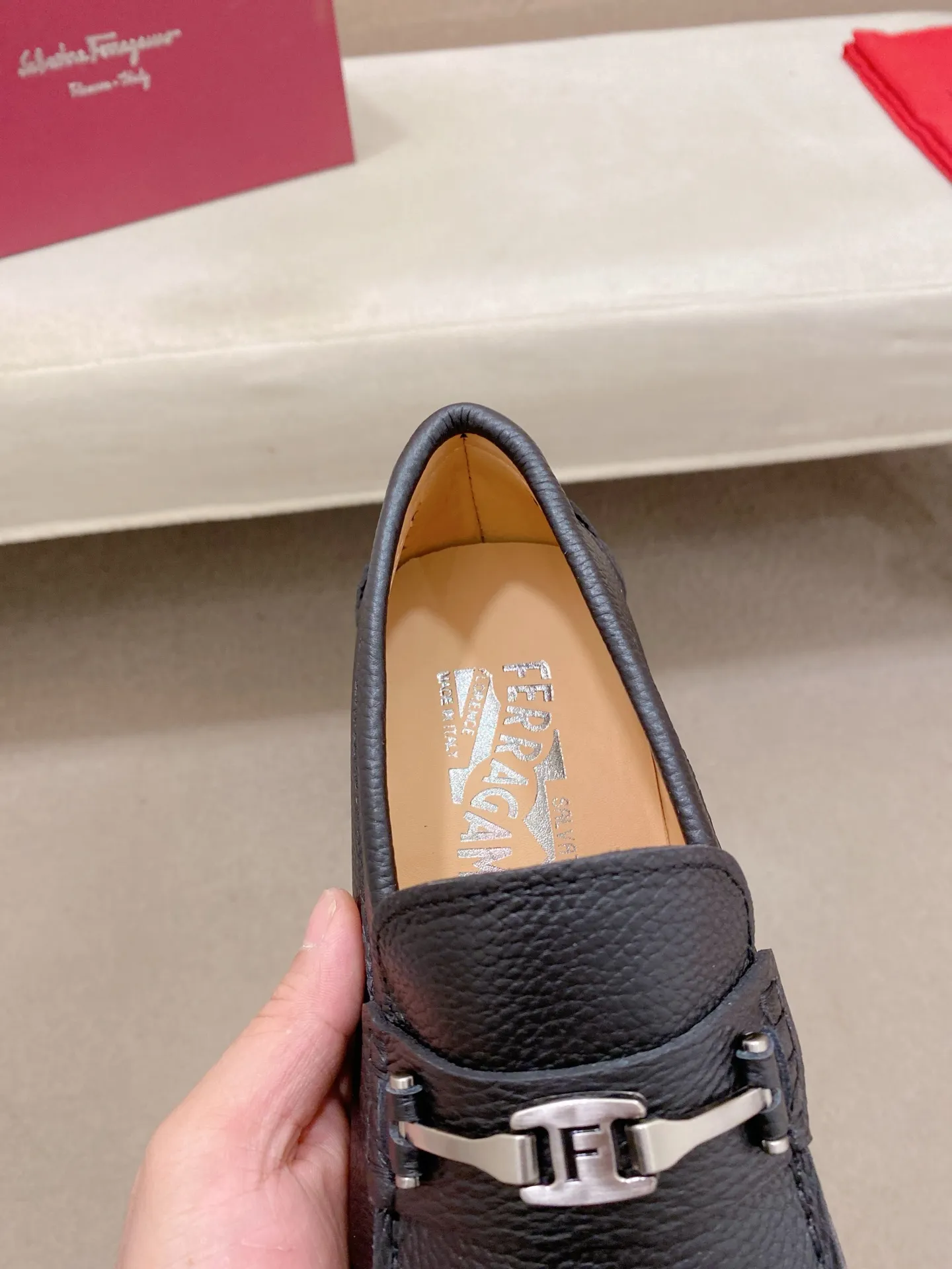 Factory price: 540💰High-end quality! Ferragamo🆕🆕Exclusive hot-selling products in stock🔥🔥New products on the shelves, high-quality Ferragamo men's pea shoes, high-end casual driving shoes, with complete packaging! 💪 💪 Material: imported first-layer cowhide 🐂 + imported high-quality water-dyed cowhide lining + wear-resistant outsole 👍🏻👍🏻 Features: high-end and comfortable, purely handmade 🚀 🚀 Create the perfect shoe that suits you best 🔥 🔥 Size: (38-44) 45 standard size can be customized!